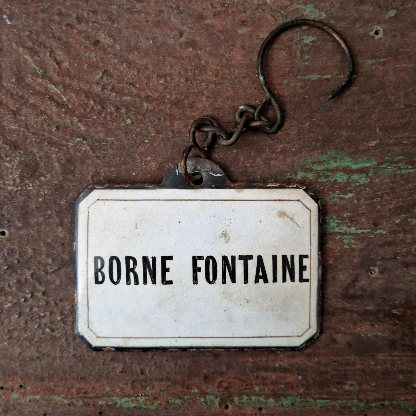 Plaque émaillée « Borne fontaine » avec chaînette d'origine.