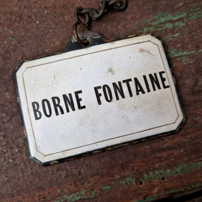 Plaque émaillée « Borne fontaine » avec chaînette d'origine.