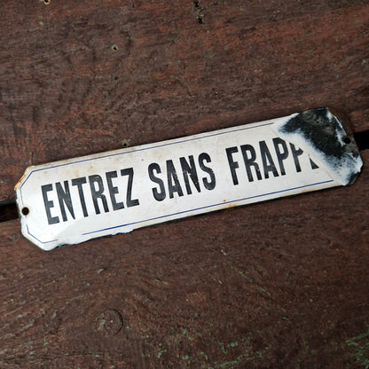 Plaque émaillée « Entrez sans frapper »