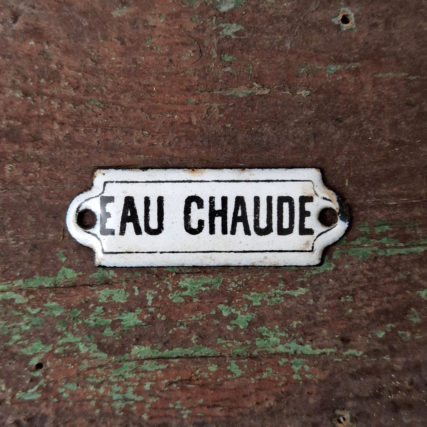 Ancienne plaque émaillée « Eau chaude »
