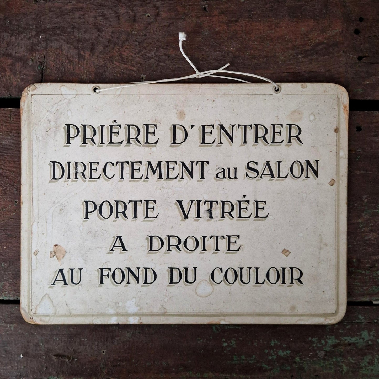 Pancarte ancienne « Prière d’entrer directement au salon »
