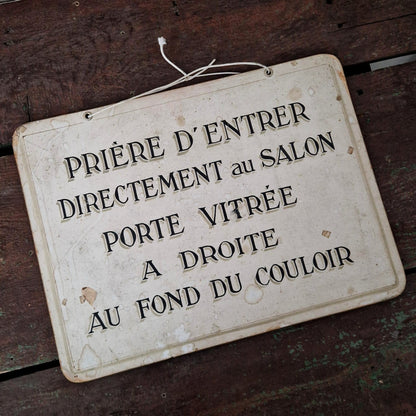 Pancarte ancienne « Prière d’entrer directement au salon »