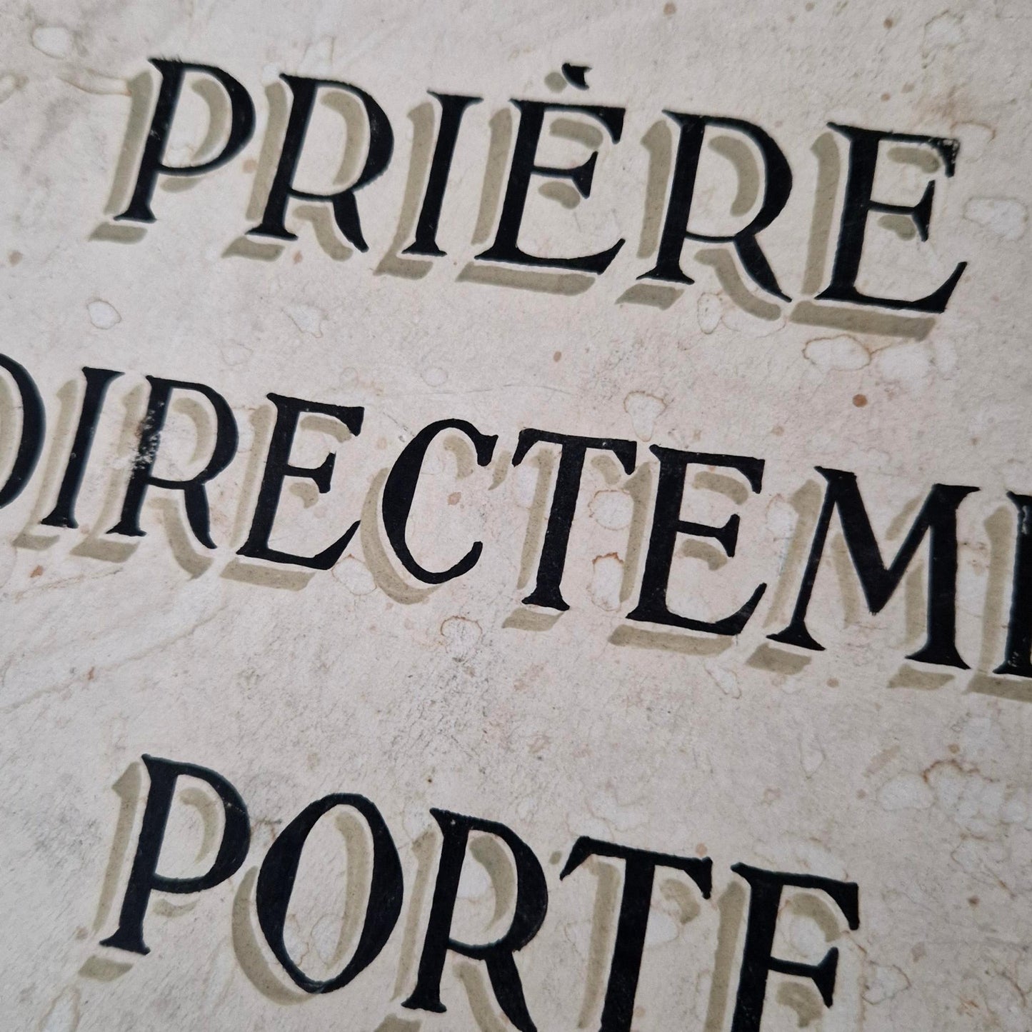 Pancarte ancienne « Prière d’entrer directement au salon »