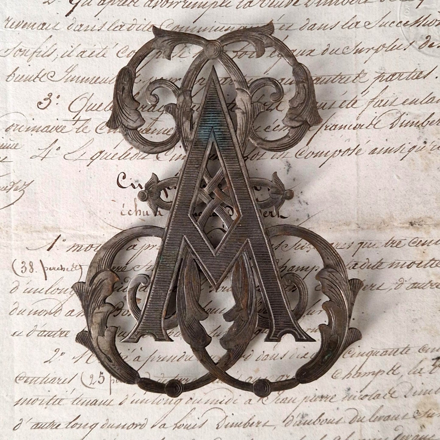 Monogramme Art nouveau « AM » en métal - Vers 1900