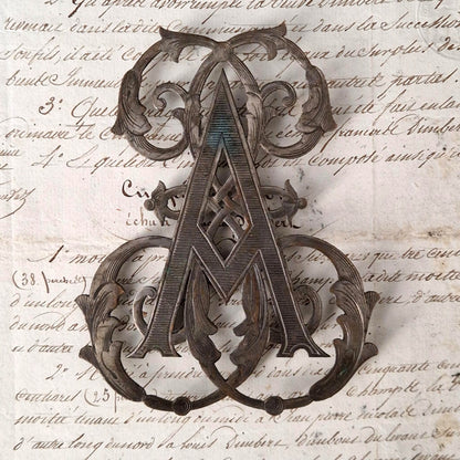 Monogramme Art nouveau « AM » en métal - Vers 1900