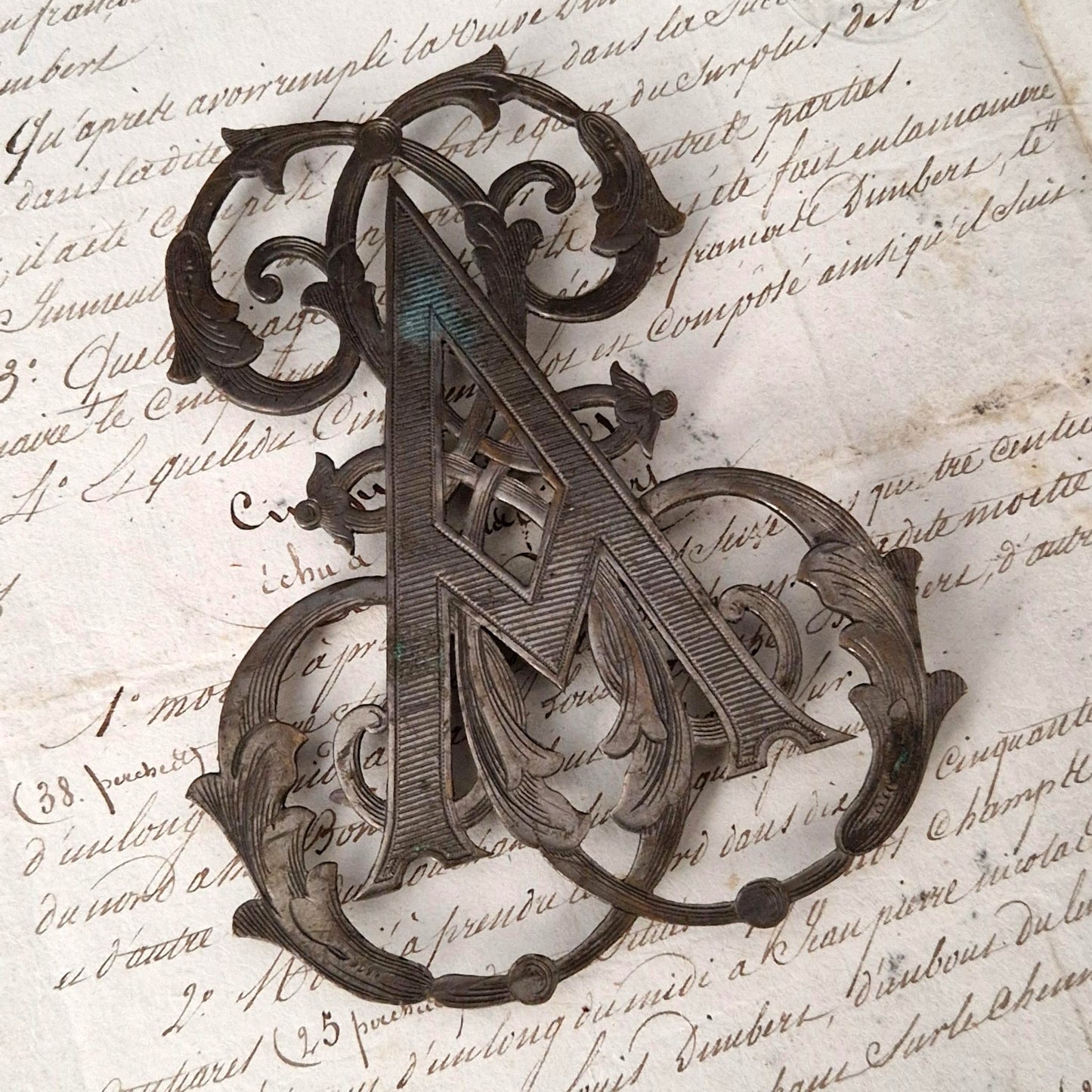 Monogramme Art nouveau « AM » en métal - Vers 1900