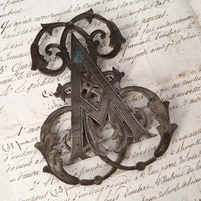 Monogramme Art nouveau « AM » en métal - Vers 1900