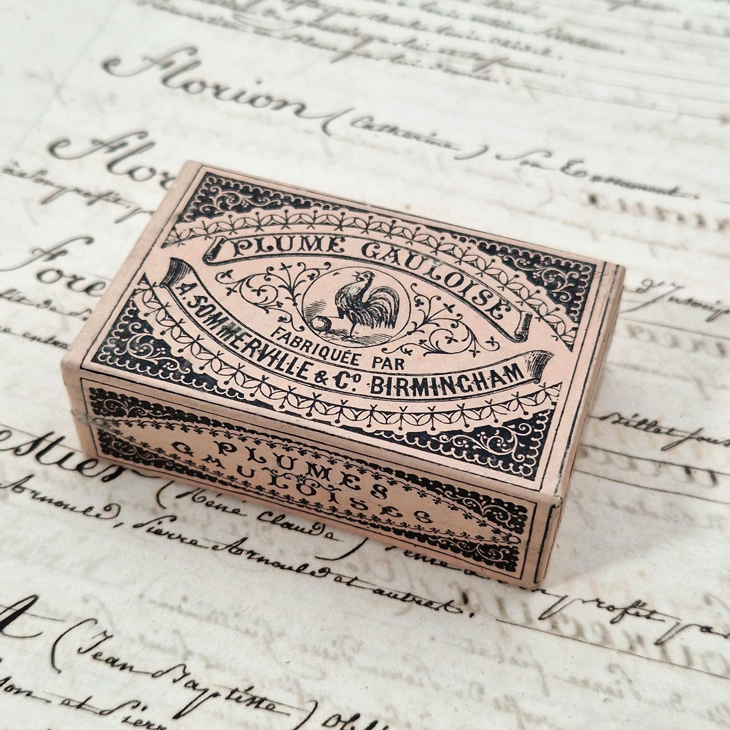 Boîte scellée rose « Plume Gauloise » - A Sommerville