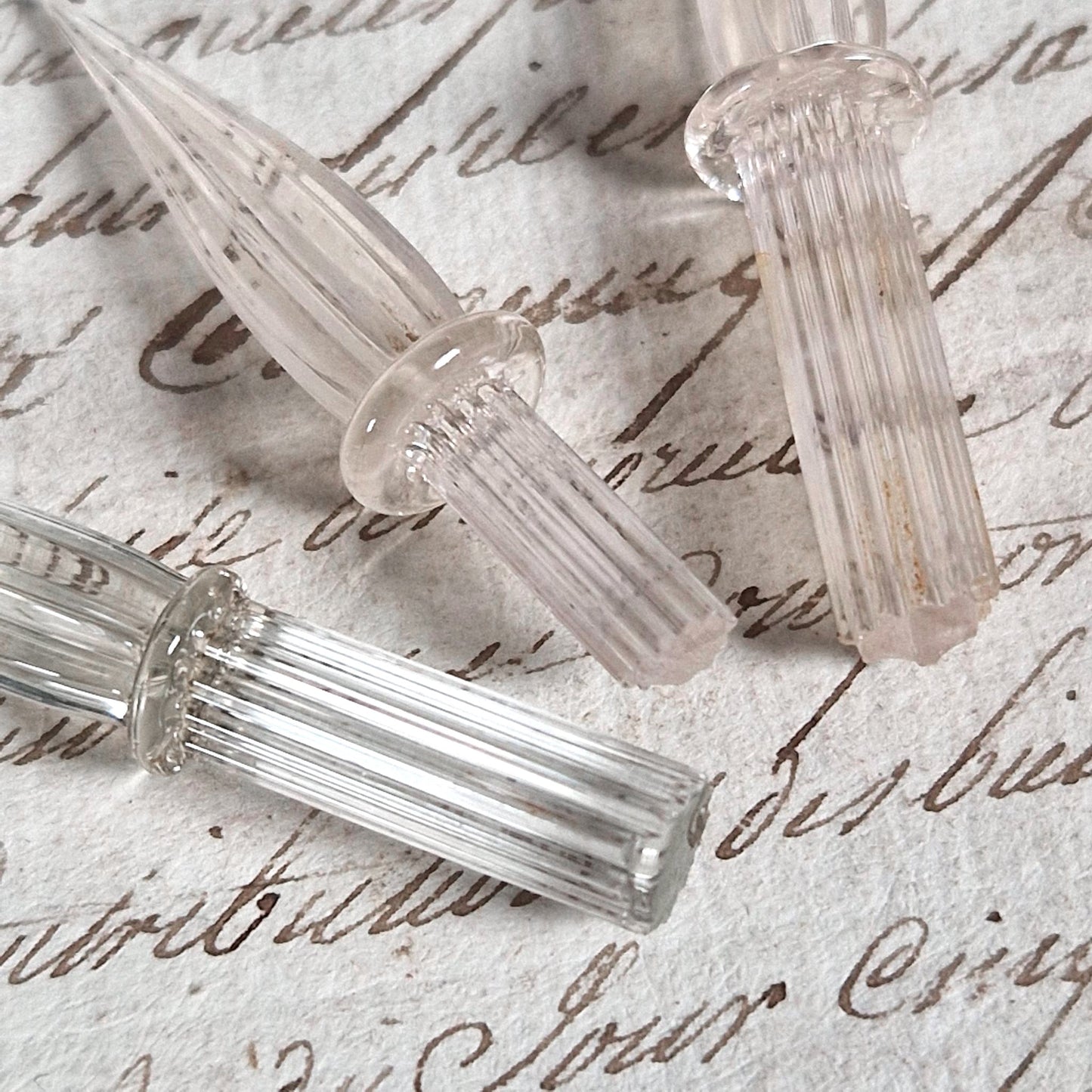 Lot de 3 anciennes plumes en verre, vers 1900