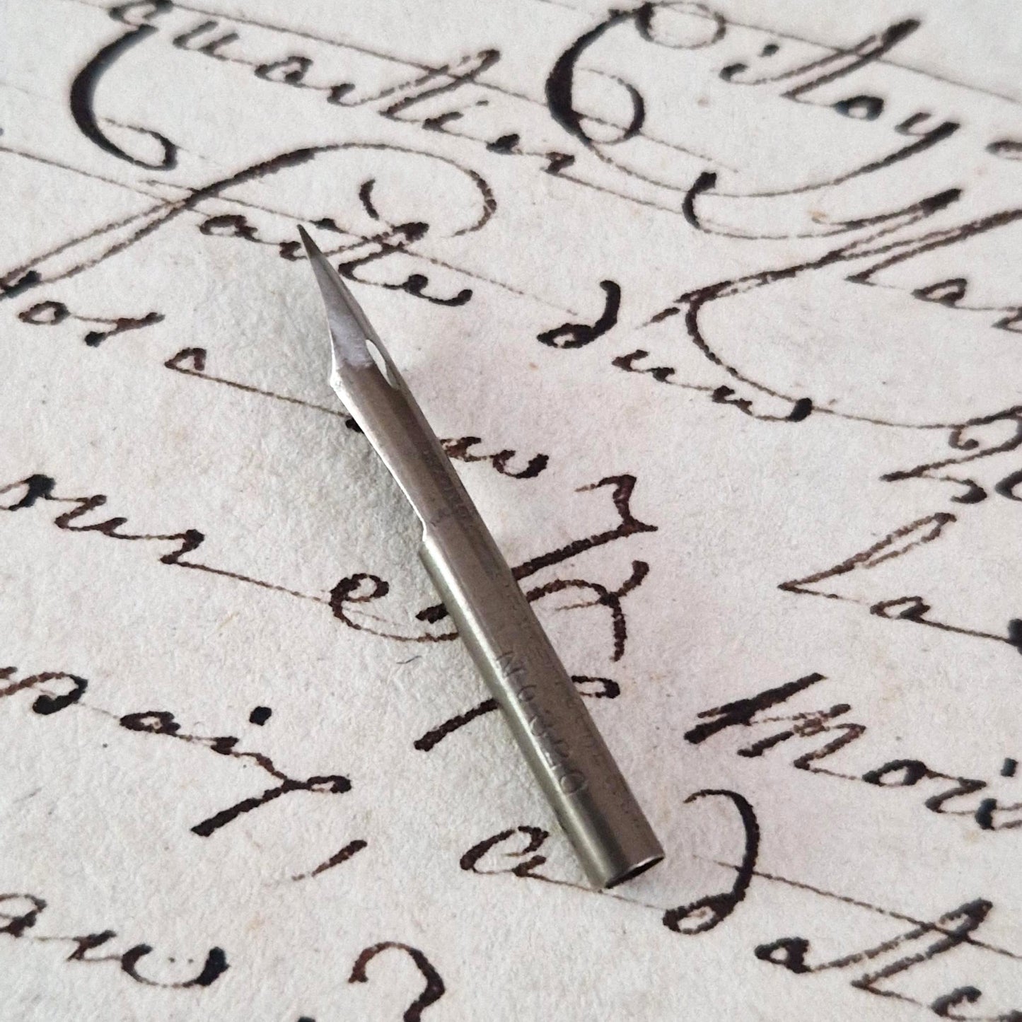 Boîte de 36 plumes à dessiner « Blanzy Poure & Cie »
