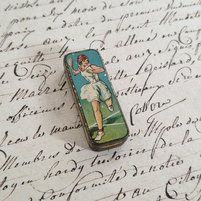 Boîte illustrée « Joueuse de tennis » pour plumes