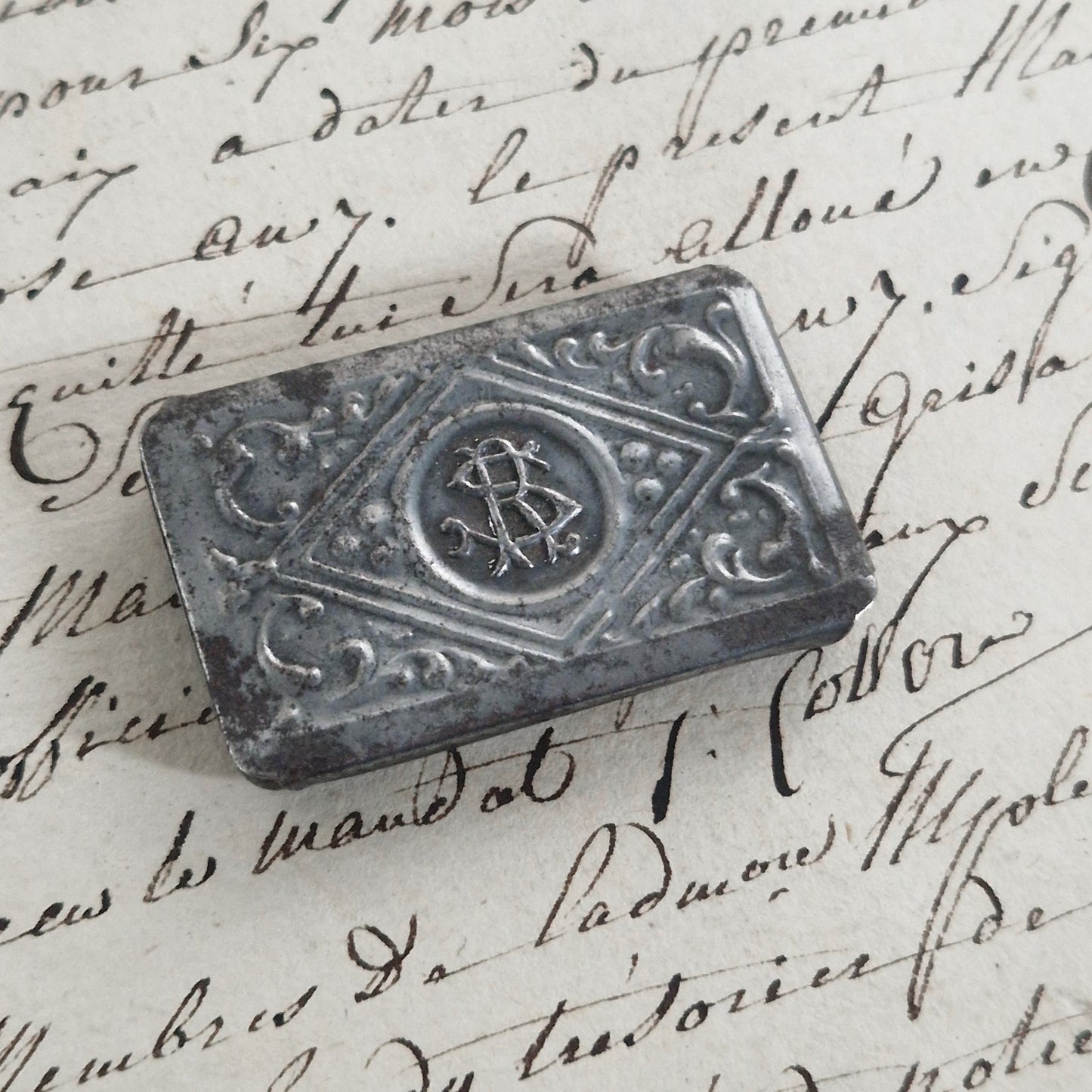 Ancienne boite pour plumes monogramme « S.R »