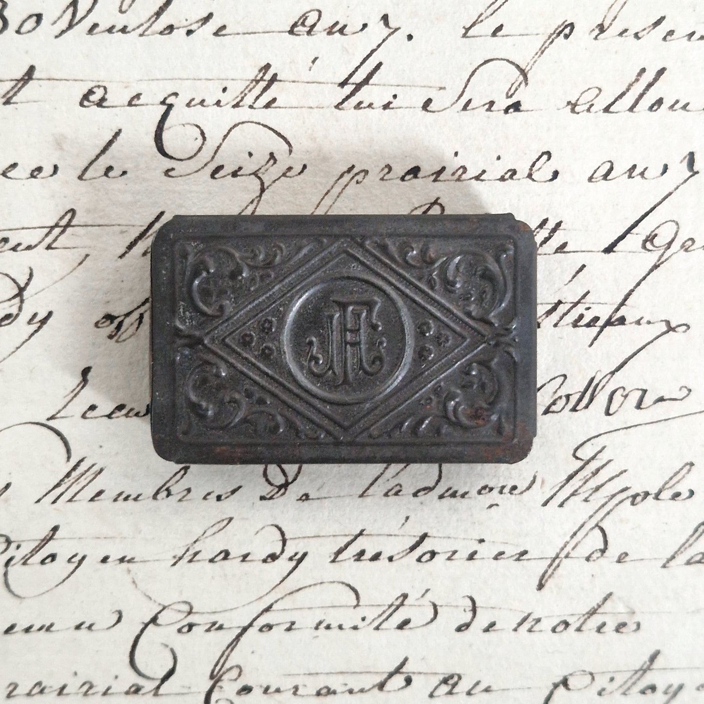 Ancienne boite pour plumes monogramme « J.F.H »