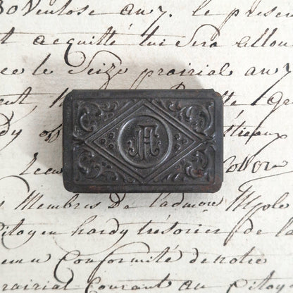 Ancienne boite pour plumes monogramme « J.F.H »