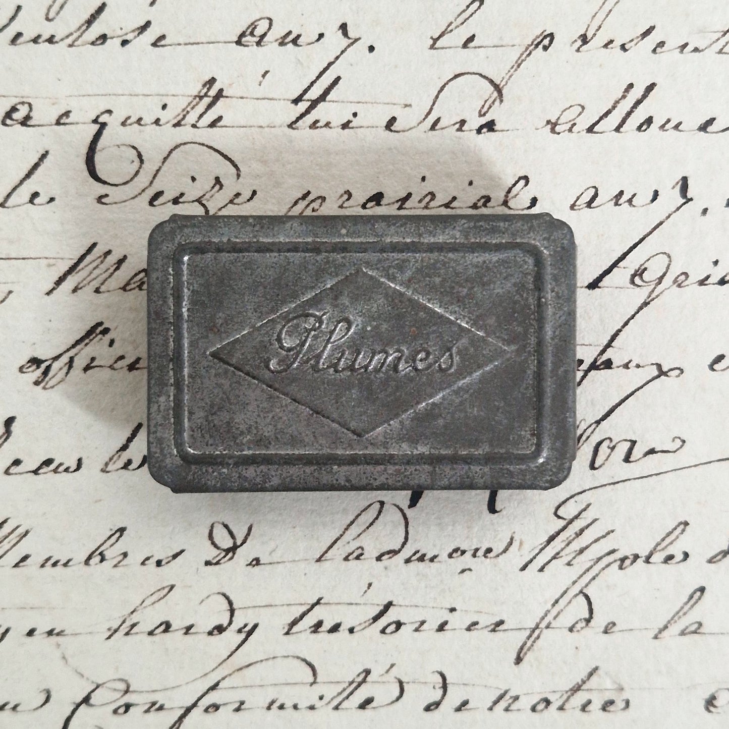 Antique embossed tin box "Feathers"