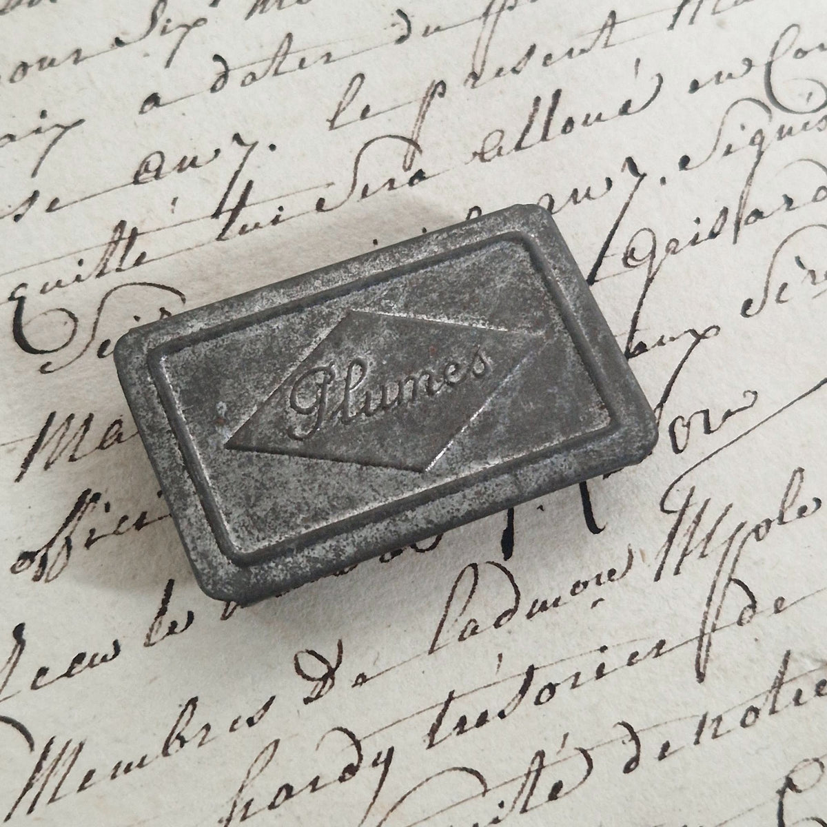 Antique embossed tin box "Feathers"