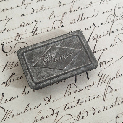 Boîte ancienne en tôle emboutie « Plumes »