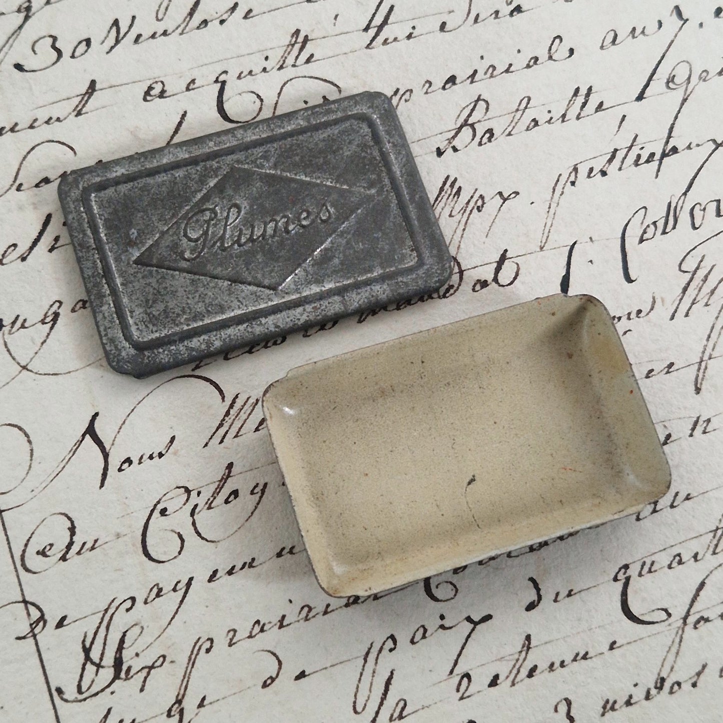 Antique embossed tin box "Feathers"
