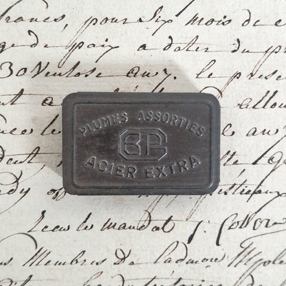 Ancienne boite métal « Plumes assorties B.P. - Acier extra »