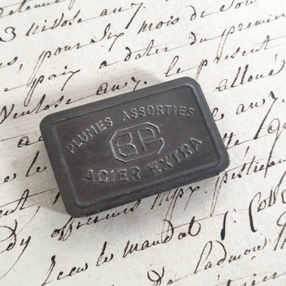 Ancienne boite métal « Plumes assorties B.P. - Acier extra »