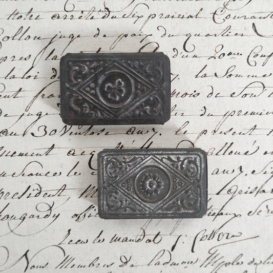 Set of 2 boxes for nibs - embossed floral design