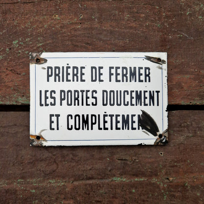 Plaque émaillée « Prière de fermer les portes doucement... »