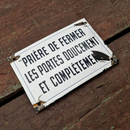 Plaque émaillée « Prière de fermer les portes doucement... »