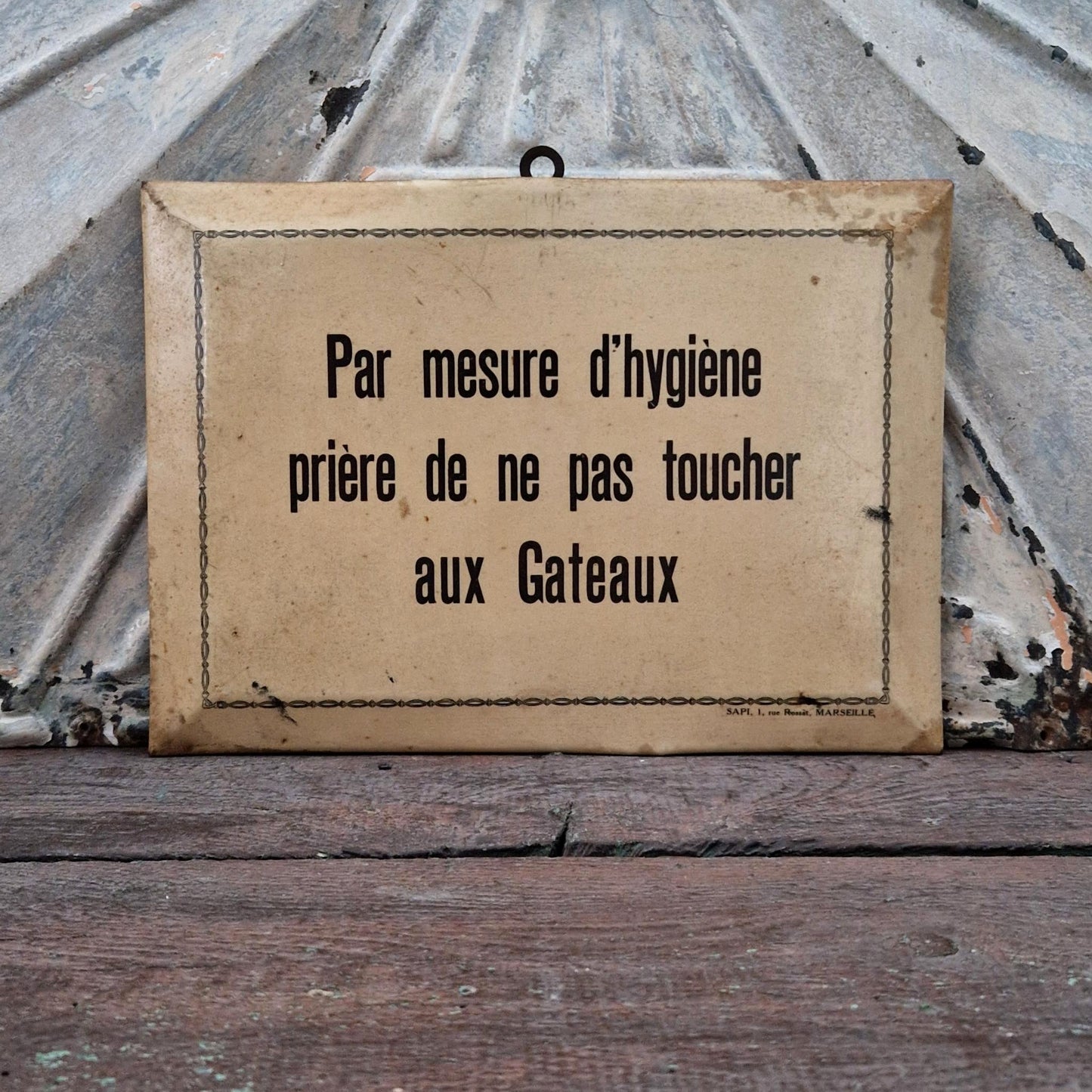 Ancienne Pancarte « ... prière de ne pas toucher aux gâteaux »