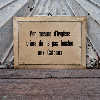 Ancienne Pancarte « ... prière de ne pas toucher aux gâteaux »