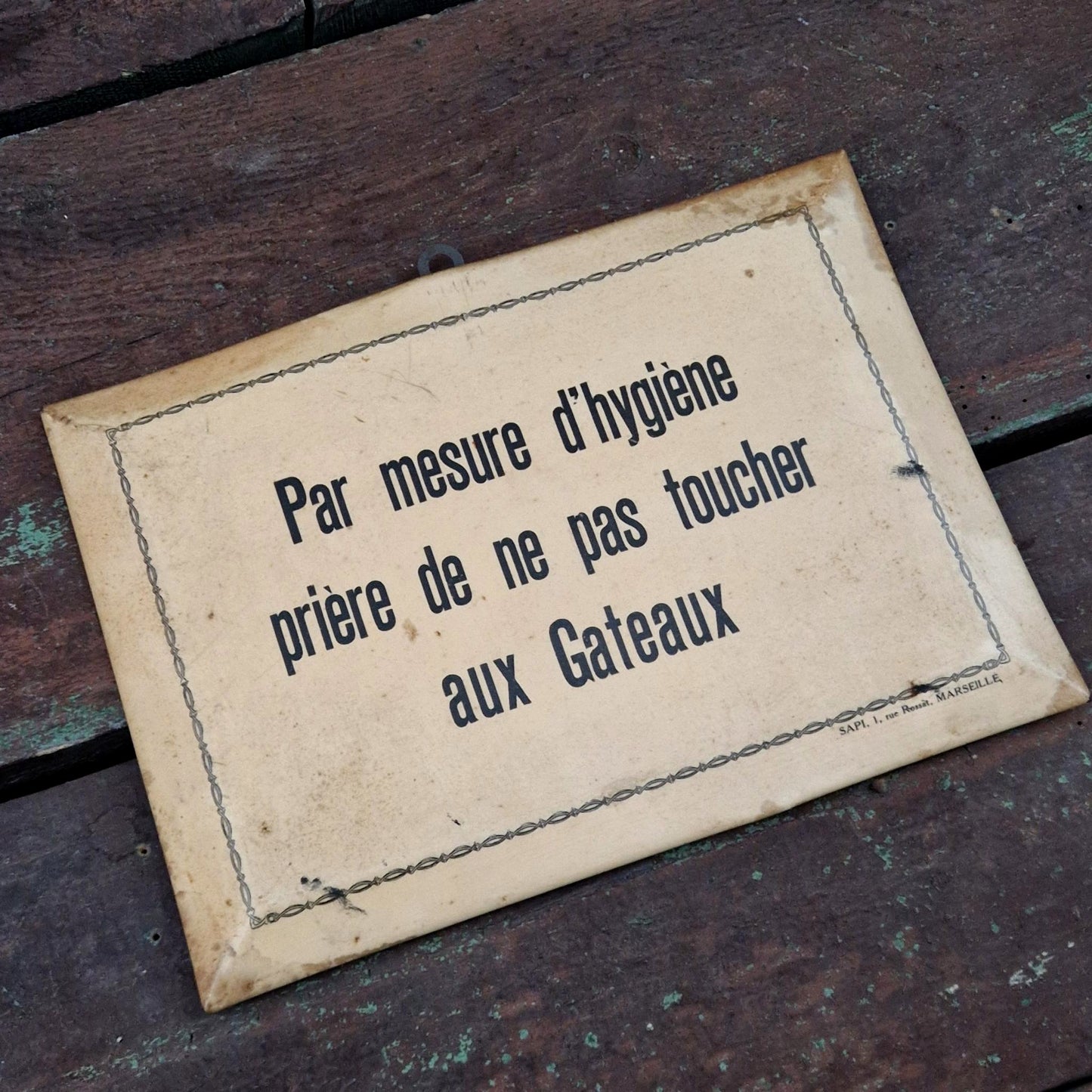 Ancienne Pancarte « ... prière de ne pas toucher aux gâteaux »