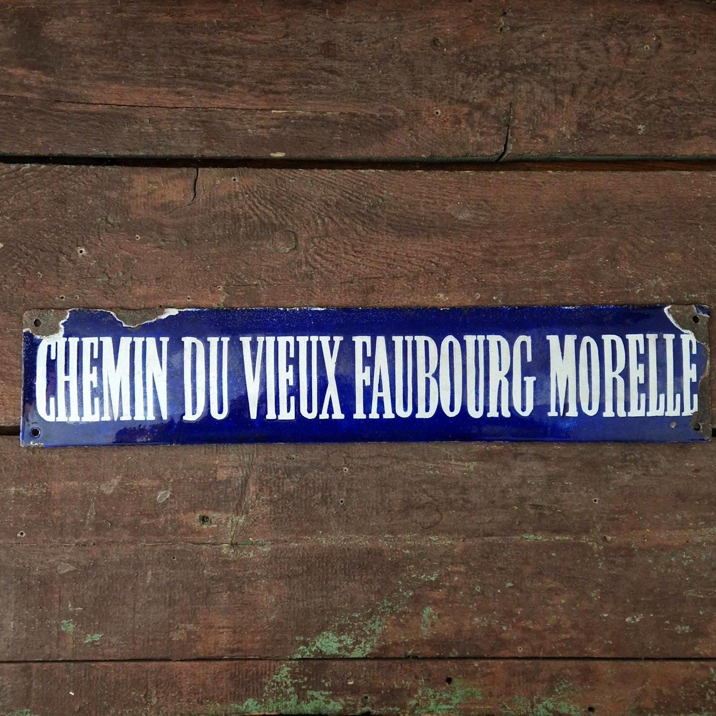 Enameled street sign "Chemin du Vieux Faubourg Morelle"