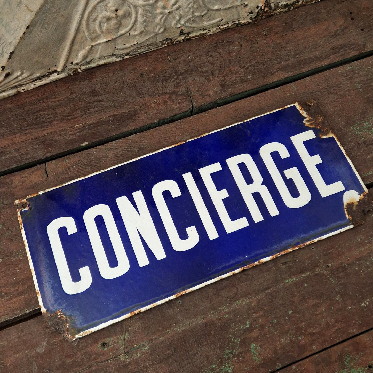 Plaque émaillée bleue « Concierge »