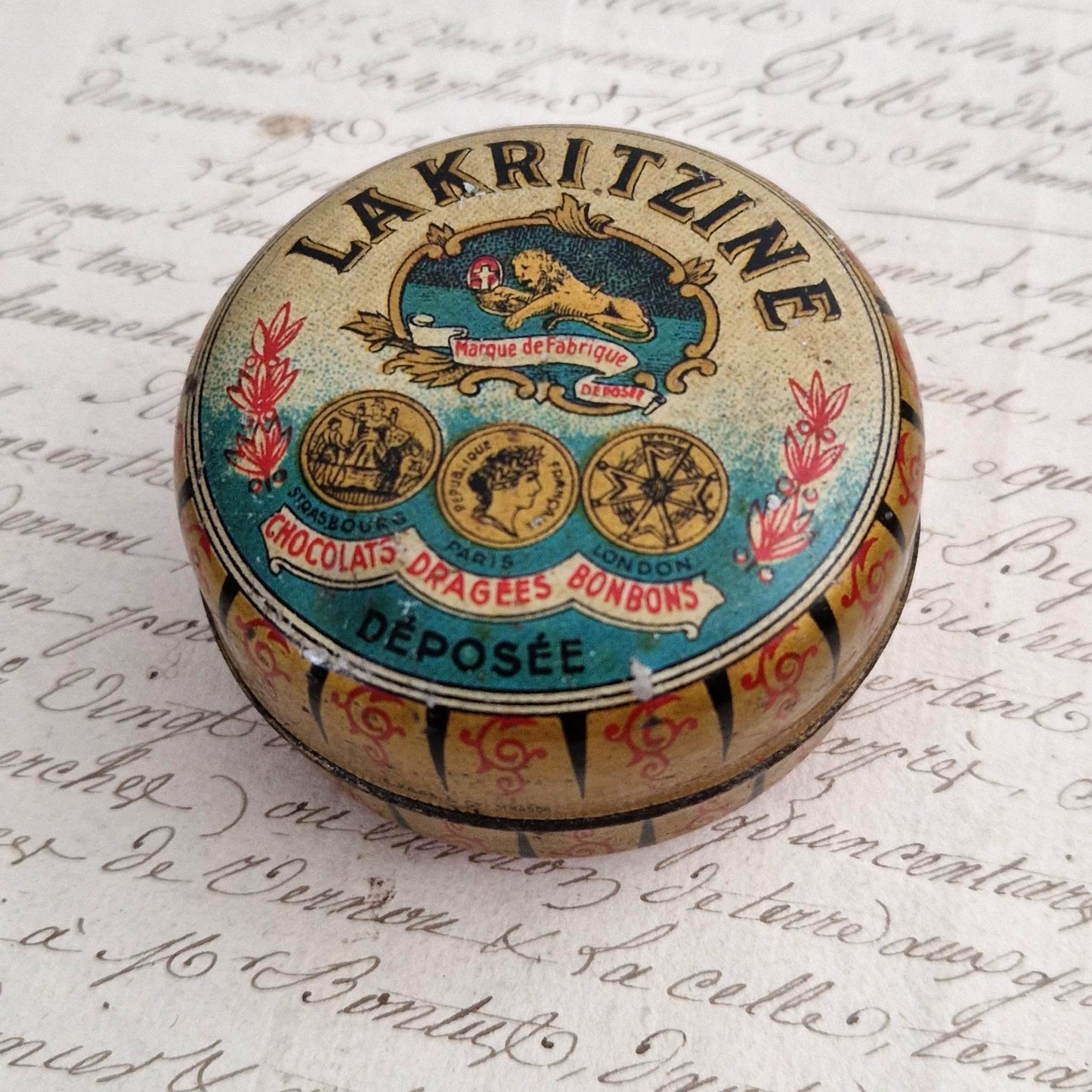 Boîte publicitaire de réglisse « Lakritzine » - Strasbourg
