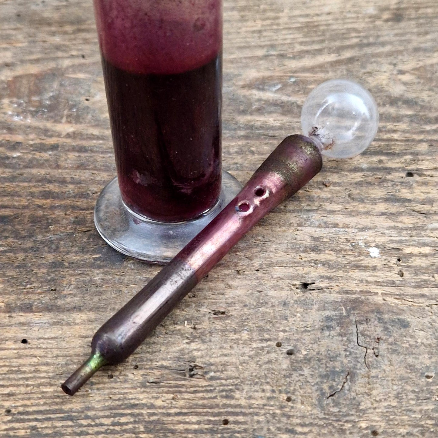 Rare flacon en verre soufflé avec bouchon pipette