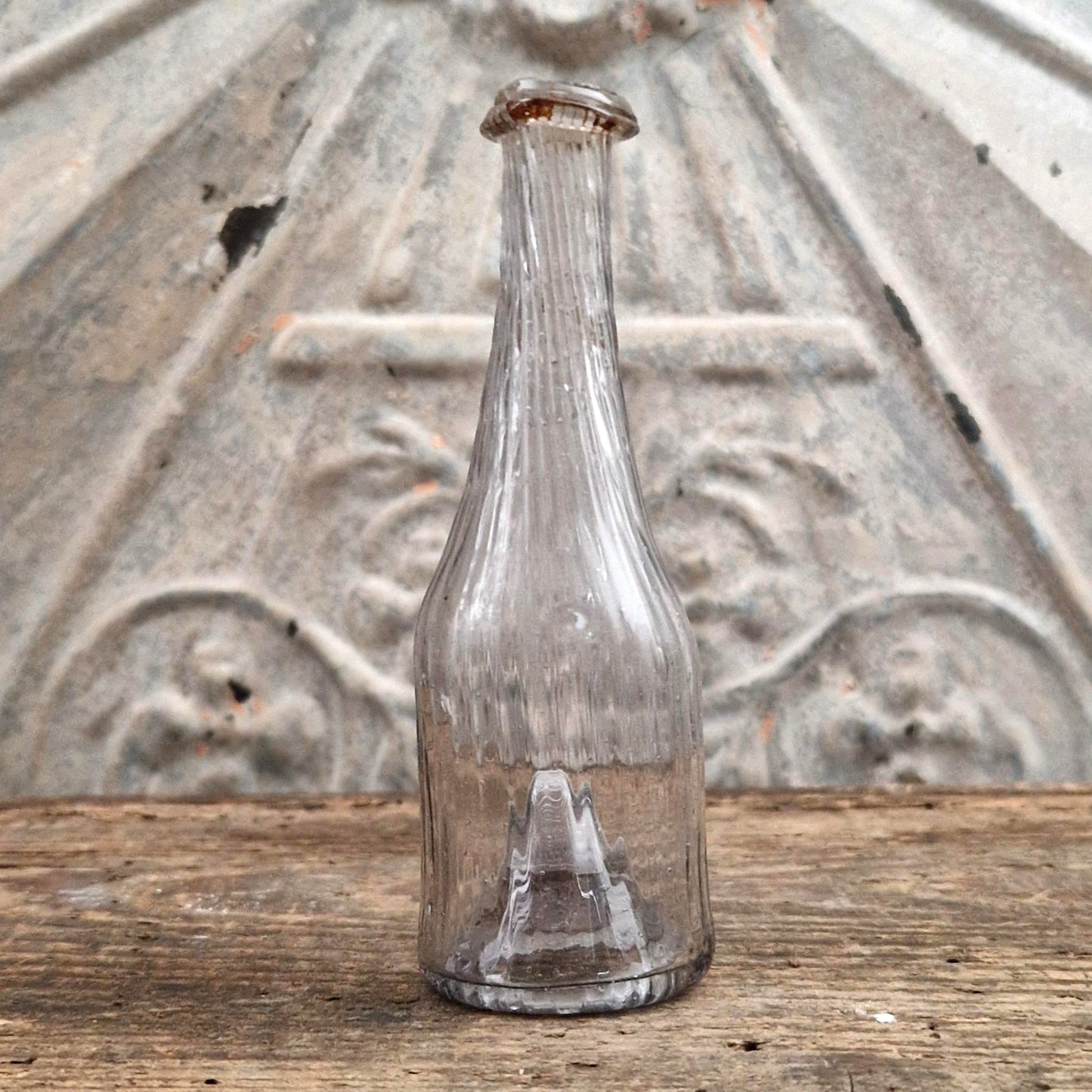 Ancien flacon d’apothicaire en verre soufflé cannelé - XIXe siècle