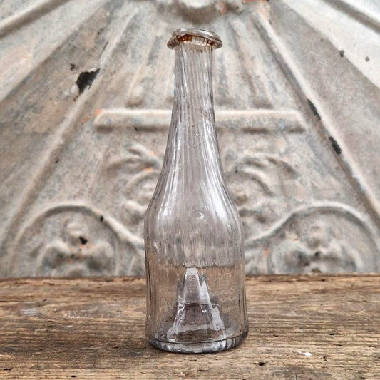 Ancien flacon d’apothicaire en verre soufflé cannelé - XIXe siècle