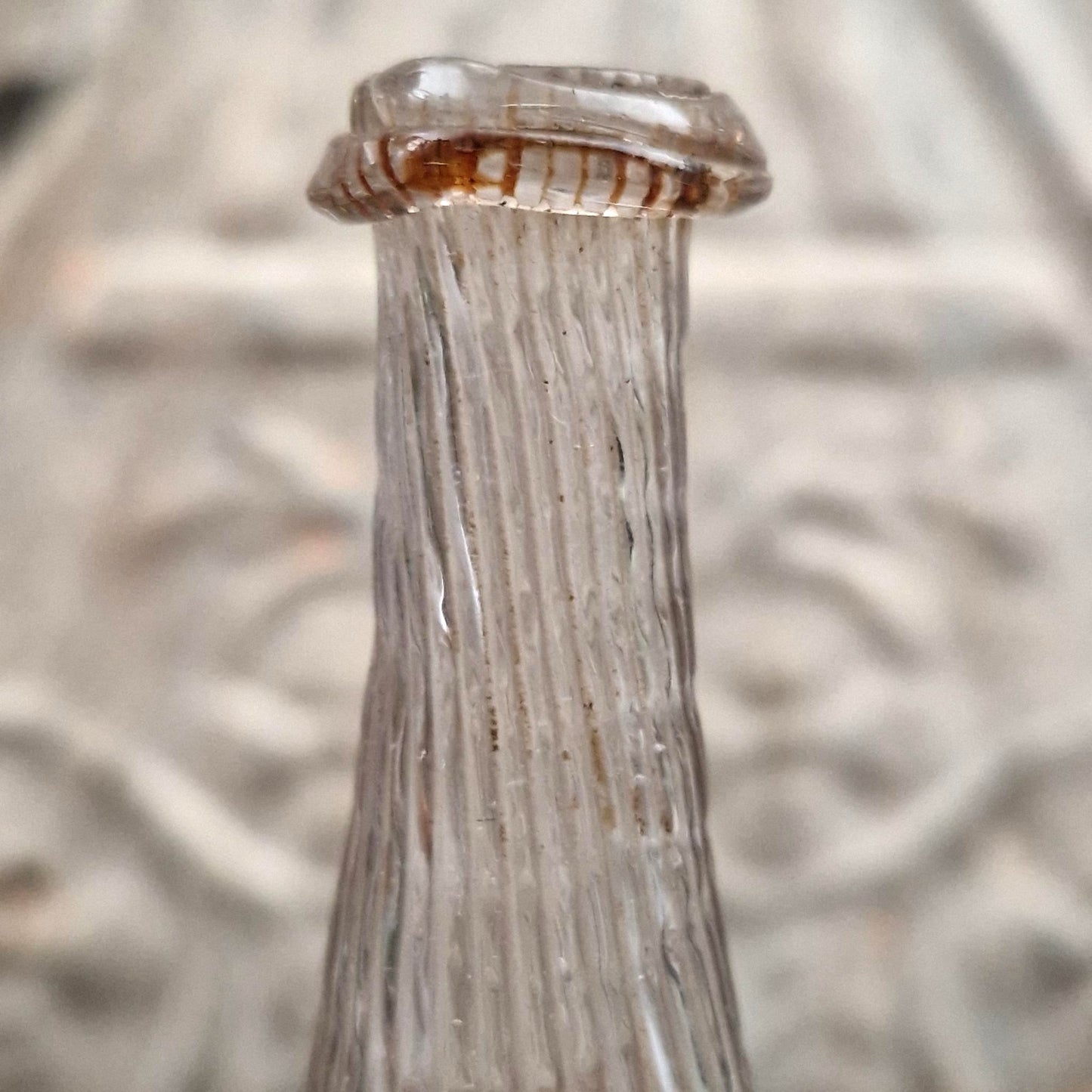 Ancien flacon d’apothicaire en verre soufflé cannelé - XIXe siècle