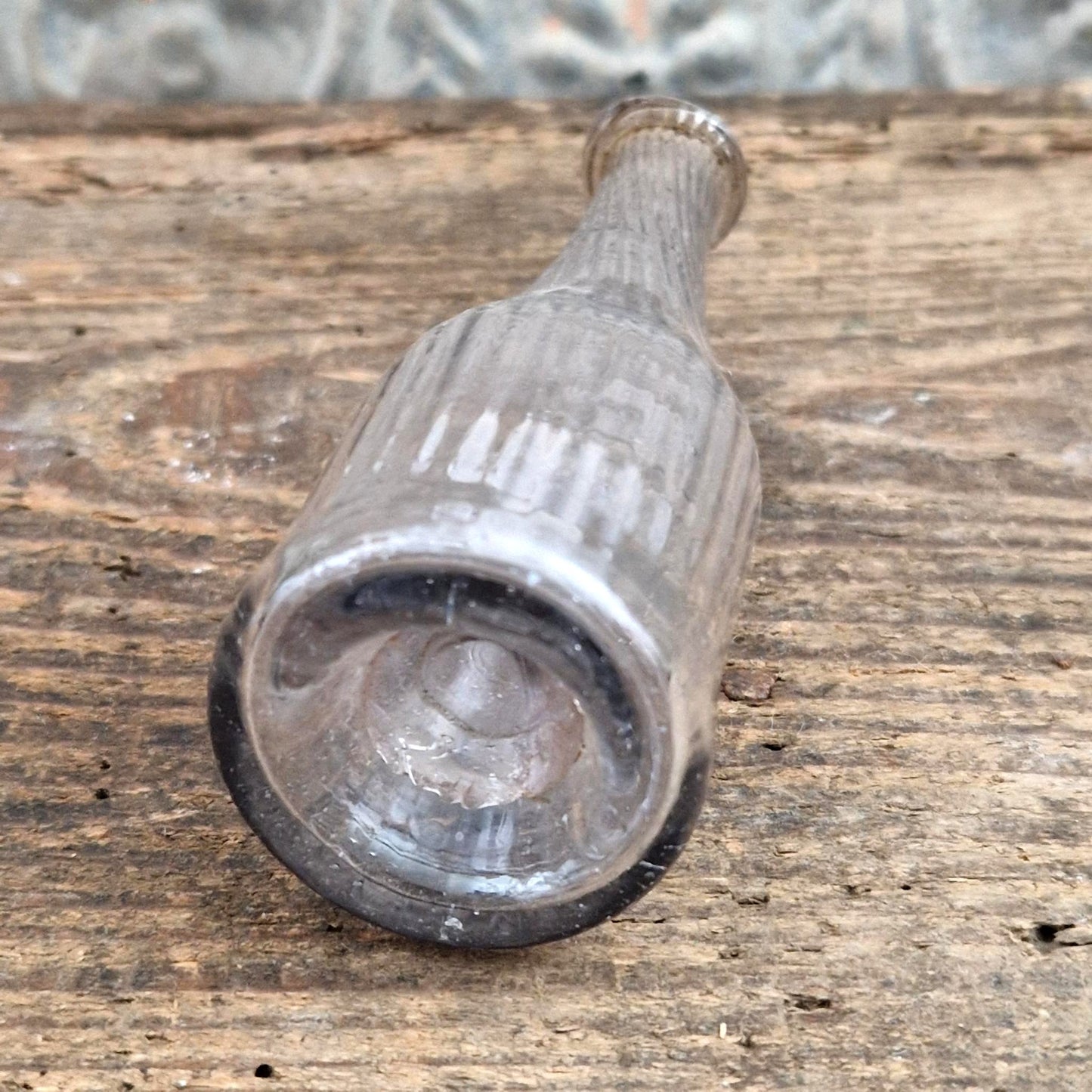 Ancien flacon d’apothicaire en verre soufflé cannelé - XIXe siècle