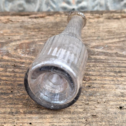 Ancien flacon d’apothicaire en verre soufflé cannelé - XIXe siècle