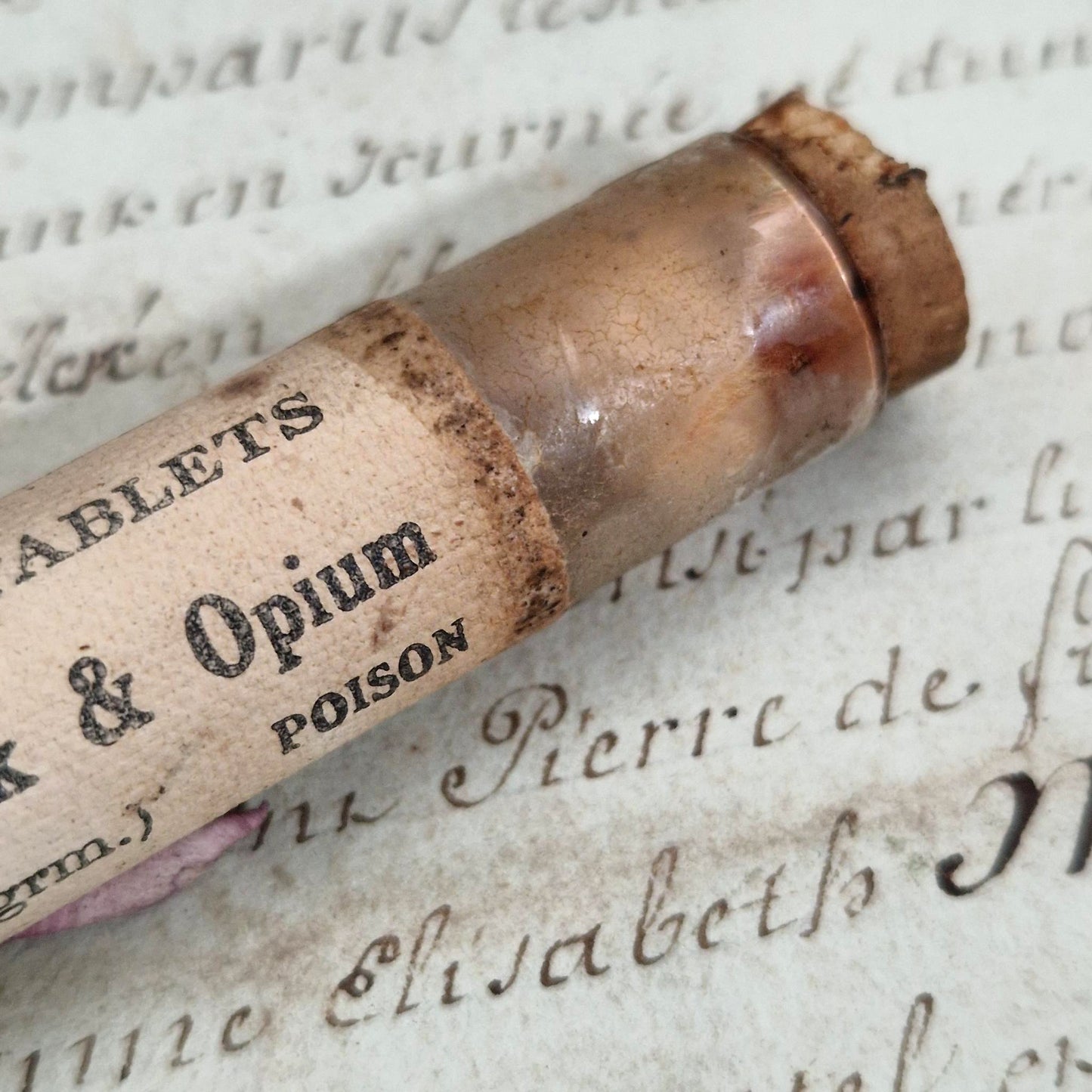 Ancien tube de tablettes « Aromatic Chalk & Opium »