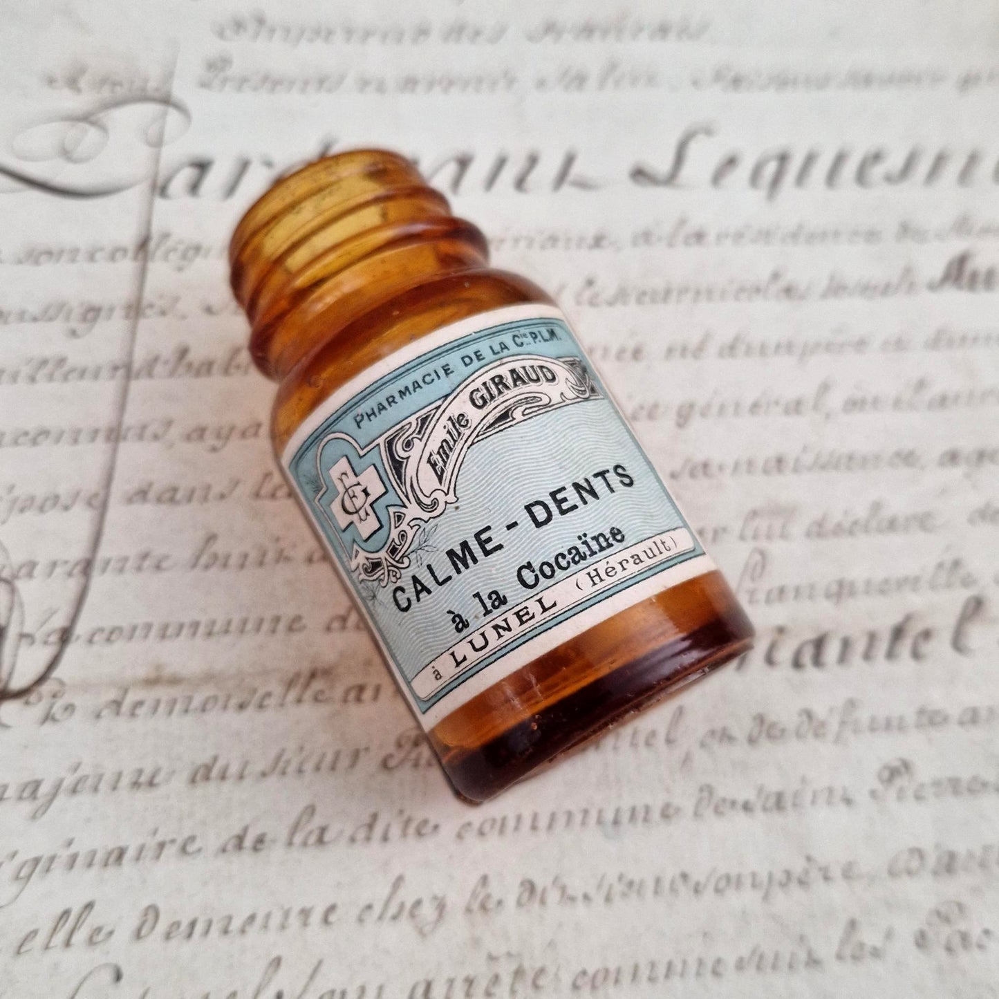 Ancien flacon de pharmacie « Calme-Dents à la Cocaïne »