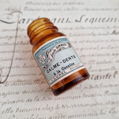Ancien flacon de pharmacie « Calme-Dents à la Cocaïne »