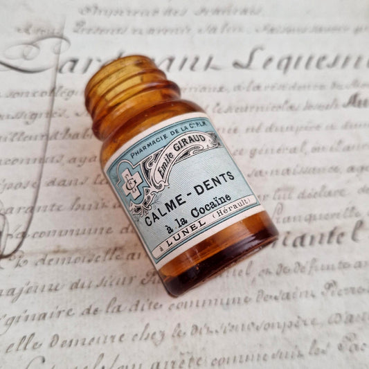 Ancien flacon de pharmacie « Calme-Dents à la Cocaïne »
