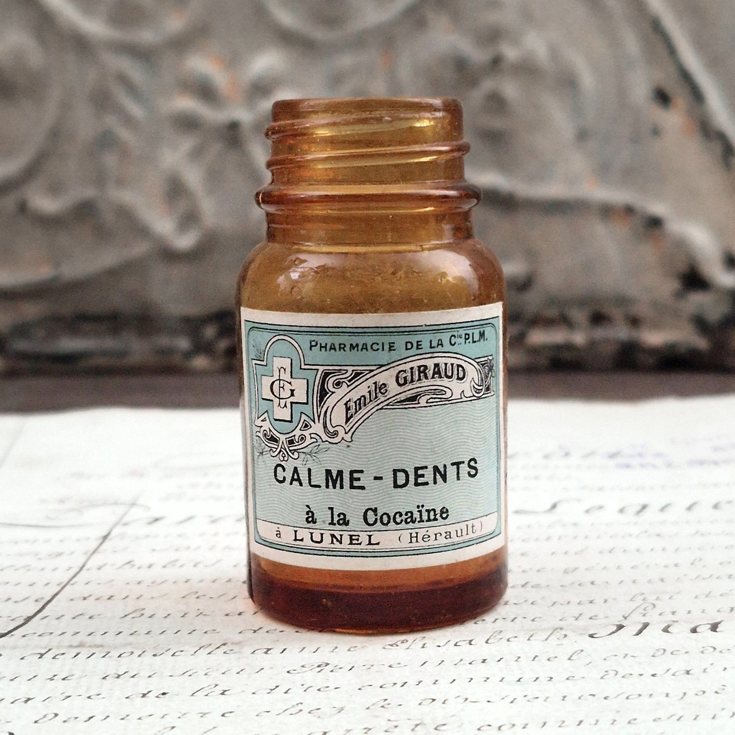 Ancien flacon de pharmacie « Calme-Dents à la Cocaïne »