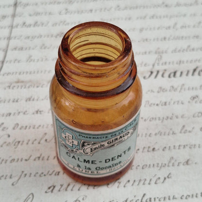 Ancien flacon de pharmacie « Calme-Dents à la Cocaïne »