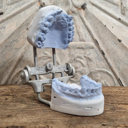 Ancien articulateur dentaire avec moulage en plâtre