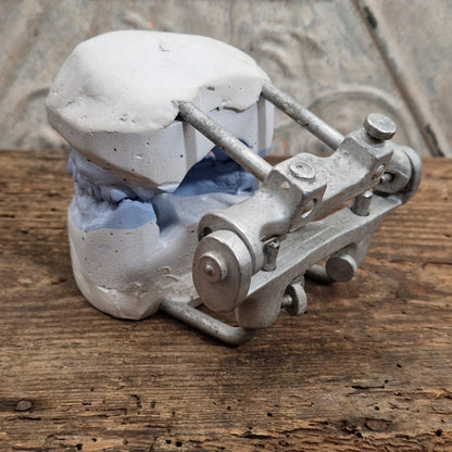 Ancien articulateur dentaire avec moulage en plâtre