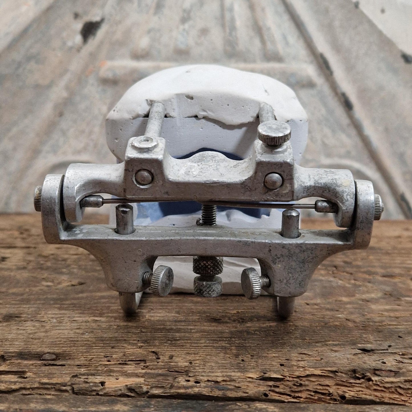Ancien articulateur dentaire avec moulage en plâtre