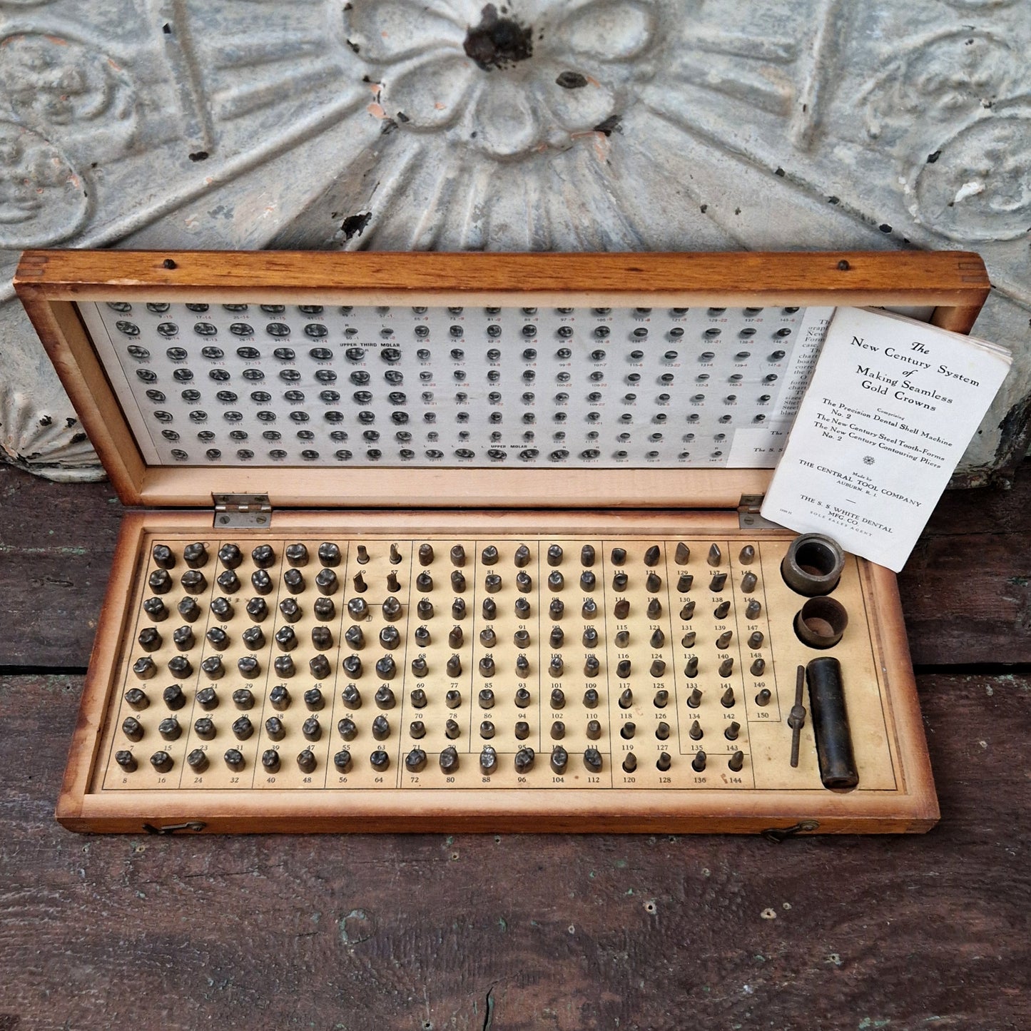 Ancien coffret dentaire pour fabrication de couronnes en or