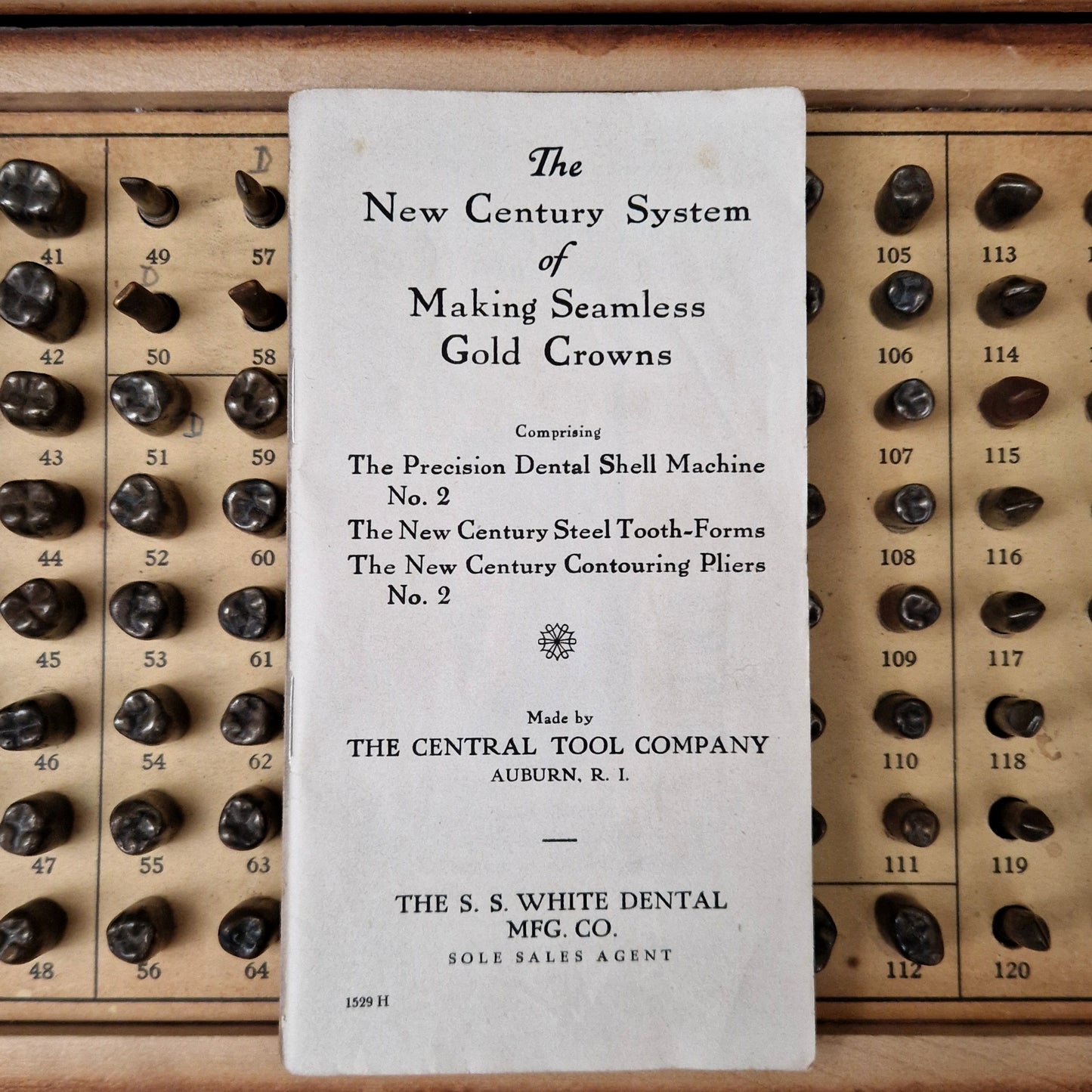 Ancien coffret dentaire pour fabrication de couronnes en or